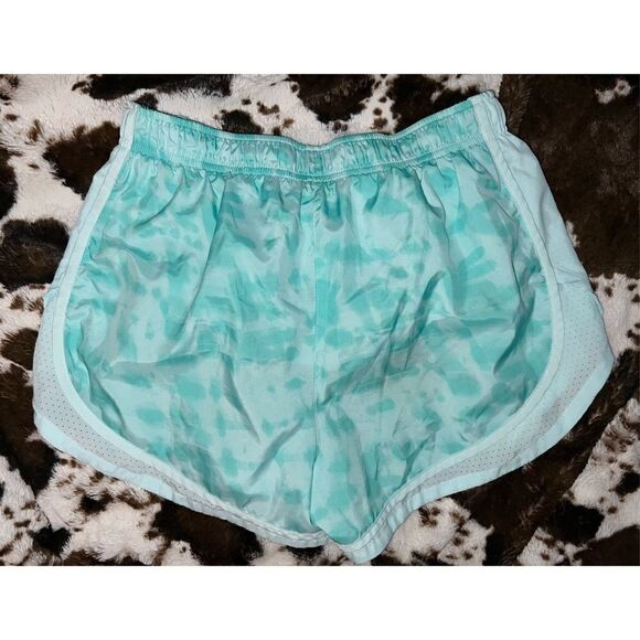 Women’s Nike Active Shorts (M) - Picture 2 of 3